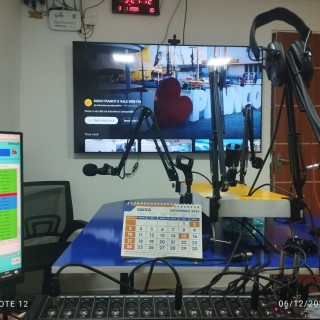 STUDIO DA RÁDIO PIANCÓ E VALE WEB FM